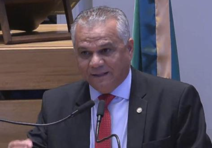 Na sessão desta terça-feira (14), o deputado Pastor Daniel de Castro (PP) elencou uma série de obras anunciadas, recentemente, pelo governador Ibaneis Rocha, entre elas “um pacote de obras de R$ 58 milhões” na região administrativa de Vicente Pires. Ao elogiar os investimentos, o distrital – que já foi administrador regional da localidade – disse que a RA “foi completamente transformada na primeira gestão do governador”. “Tínhamos uma cidade praticamente sem estrutura, com buraco por toda parte e canteiros de obras abandonados”, apontou. O parlamentar lembrou o aniversário de Vicente Pires, a ser comemorado no próximo dia 26, e ressaltou que o que era uma colônia agrícola abriga, hoje, 100 mil habitantes.