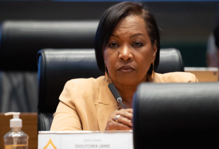 Deputado e delegada, Doutora Jane aprova projeto que agiliza Aluguel Social no DF