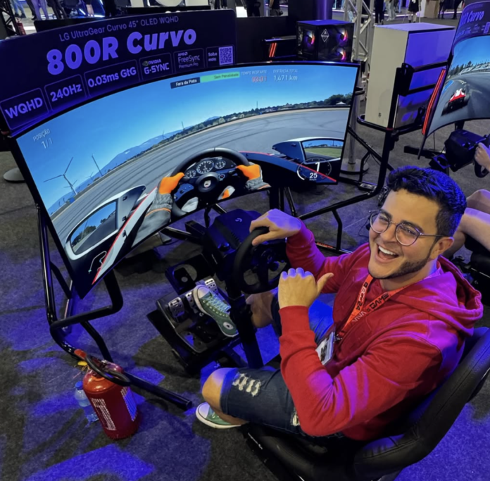 Influenciadores de Brasília: Como é ser gamer na capital, @EldoGomes Brasília também é território gamer — e quem vive a rotina de criador de conteúdo na capital sabe bem disso. Entre conexões rápidas, eventos geeks e uma comunidade cada vez mais engajada, ser gamer no Distrito Federal vai muito além de jogar: é produzir, se conectar e transformar paixão em influência digital. O jornalista e influenciador @EldoGomes acompanha de perto esse cenário e destaca como o universo gamer tem ganhado força em Brasília. “Hoje, ser gamer é também ser comunicador. É entender de tendências, plataformas e, principalmente, de comunidade”, afirma. A capital, conhecida pela política e arquitetura, revela um lado cada vez mais tecnológico e criativo. Um dos pontos fortes de Brasília é a diversidade de criadores. Há gamers focados em gameplay, outros em humor, análises, e até aqueles que misturam lifestyle com o universo dos jogos. Plataformas como Twitch, YouTube e TikTok são as principais vitrines desses influenciadores, que produzem conteúdos diários e buscam engajamento com públicos cada vez mais segmentados.