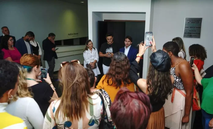Gide Creators: o maior coletivo de influenciadores de Brasília fortalece a economia digital no DF Brasília consolida, cada vez mais, sua presença no cenário da creator economy brasileira. Um dos protagonistas desse movimento é o Gide Creators, coletivo que reúne mais de 150 influenciadores e criadores de conteúdo do Distrito Federal, conectando talentos, marcas e oportunidades desde 2019. Criado com a proposta de profissionalizar o mercado de influência local, o Grupo de Influenciadores Empreendedores de Brasília (GIDE) atua como uma rede estratégica de networking, troca de experiências e desenvolvimento de carreiras digitais. A iniciativa é coordenada pelo jornalista e influenciador Eldo Gomes (@EldoGomes) e pela empreendedora digital Karl Jeanneth, nomes atuantes no ecossistema criativo da capital. Conexões que geram oportunidades Com acesso exclusivo por convite, o coletivo adota um modelo seletivo que prioriza criadores com relevância, engajamento e atuação consistente nas redes sociais. Os membros são indicados por embaixadores e passam por curadoria da coordenação, garantindo um ambiente qualificado e estratégico. Mais do que encontros, o GIDE promove experiências. Cafés colaborativos, reuniões temáticas e eventos presenciais se tornam espaços de construção de ideias, parcerias e projetos. A hashtag #GideBrasília funciona como hub digital das ações, ampliando o alcance das iniciativas nas plataformas. Profissionalização do mercado de influência Dados do setor indicam que criadores inseridos em comunidades estruturadas têm até 40% mais chances de fechar parcerias comerciais duradouras. Nesse contexto, o GIDE se posiciona como um agente de transformação, contribuindo diretamente para a profissionalização da influência digital no Distrito Federal. Especialistas apontam que coletivos como o GIDE são fundamentais para a sustentabilidade da carreira de influenciadores, ao oferecer suporte, visibilidade e conexões estratégicas com o mercado. Critérios e cultura do coletivo A participação no grupo exige mais do que números. O GIDE valoriza postura profissional, ética e presença ativa nas ações promovidas. Os integrantes são constantemente estimulados a contribuir com o ecossistema, compartilhar conhecimento e fortalecer a comunidade criativa local. Com crescimento orgânico e consolidado, o Gide Creators já se posiciona como referência entre os coletivos de influência do Centro-Oeste, impulsionando talentos e ampliando o protagonismo de Brasília no universo digital. Serviço GIDE – Grupo de Influenciadores Empreendedores de Brasília Instagram: @GideCreators Informações: https://eldogomes.com.br/gidebrasilia/ Contato: (61) 9666-673 (Karl – coordenação) E-mail: GideBrasilia@gmail.com
