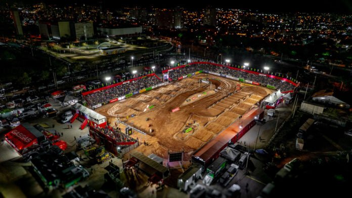 Arena Cross 2026 abre temporada com pilotos internacionais