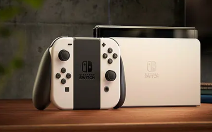 captura de tela 2026 09 10 às 03.51.10 Nintendo Switch OLED com Super Mario Bros. Wonder entra em oferta O Nintendo Switch OLED aparece em um bundle que reúne o console na cor branca, o jogo Super Mario Bros. Wonder e uma condição promocional disponível no Mercado Livre. A oferta pode ser consultada pelo link de desconto #EldoGomes, permitindo verificar preço, disponibilidade e condições de compra diretamente na plataforma. O modelo OLED é uma das versões da linha Nintendo Switch e conta com tela de tecnologia OLED, armazenamento interno de 64 GB e possibilidade de utilização em diferentes formatos. O console pode ser conectado à televisão por meio da base ou utilizado no modo portátil, permitindo alternar entre diferentes formas de jogar. Confira o bundle com desconto. Entre os itens incluídos no pacote está o Super Mario Bros. Wonder, título da franquia Mario desenvolvido para Nintendo Switch. O jogo apresenta fases com diferentes desafios, personagens conhecidos da série e elementos de transformação que modificam a dinâmica das partidas. A inclusão do game faz parte da composição comercial do bundle anunciado. Segundo as informações do produto, o console tem dimensões aproximadas de 25,96 cm de altura, 20,96 cm de largura e 9,98 cm de profundidade, com peso informado de cerca de 1,5 kg considerando a configuração apresentada. A capacidade de armazenamento de 64 GB permite instalar e armazenar jogos digitais, embora o espaço disponível ao usuário seja inferior ao total nominal devido aos arquivos do sistema. O Nintendo Switch OLED também possui tela de 7 polegadas, controles Joy-Con destacáveis e suporte aos modos TV, mesa e portátil. A proposta do equipamento é permitir que o jogador alterne entre uma experiência tradicional na televisão e partidas fora de casa. O bundle pode ser uma alternativa para quem busca adquirir o console junto com um jogo da franquia Super Mario. Para consultar o Nintendo Switch OLED + Super Mario Bros. Wonder, o consumidor pode acessar o link de desconto #EldoGomes no Mercado Livre. Como ocorre com ofertas em marketplaces, preço, estoque, prazo de entrega e condições comerciais podem sofrer alterações conforme a disponibilidade do vendedor e da plataforma. Anota aí! Produto: Nintendo Switch OLED branco Armazenamento: 64 GB Bundle: Super Mario Bros. Wonder + benefícios informados no anúncio Modos de uso: TV, mesa e portátil Onde consultar: Mercado Livre Link de desconto #EldoGomes: https://meli.la/2zM2kjg
