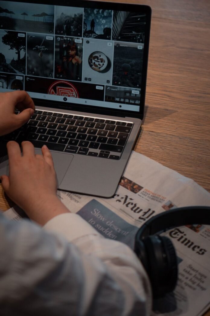 hands on laptop