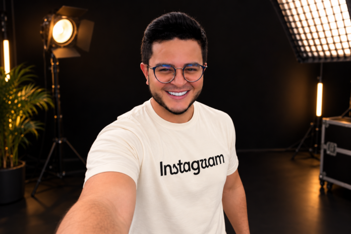 videocast papo com eldo brasilia @eldogomes creator de brasilia df | Instagram, nova marca do Instagram, identidade visual do Instagram, creators, creators originais, criadores de conteúdo, creator economy, economia dos creators, Instagram 2026, redes sociais, comunicação digital, marketing digital, influência digital, influenciadores digitais, conteúdo autoral, originalidade na internet, autenticidade digital, marca pessoal, identidade digital, produção de conteúdo, tendências do Instagram, comunicação nas redes sociais, semiótica, semiótica das marcas, @EldoGomes videocast papo com eldo brasilia @eldogomes creator de brasilia df | Instagram, nova marca do Instagram, identidade visual do Instagram, creators, creators originais, criadores de conteúdo, creator economy, economia dos creators, Instagram 2026, redes sociais, comunicação digital, marketing digital, influência digital, influenciadores digitais, conteúdo autoral, originalidade na internet, autenticidade digital, marca pessoal, identidade digital, produção de conteúdo, tendências do Instagram, comunicação nas redes sociais, semiótica, semiótica das marcas, @EldoGomes