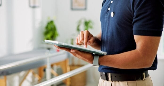 physiotherapy,,tablet,and,hands,with,man,and,scroll,for,treatment Fintechs ampliam espaço no mercado de crédito