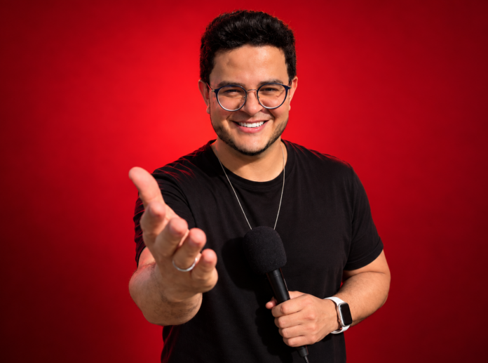 @eldogomes df O que Eldo Gomes já fez nas TVs em Brasília O jornalista e criador de conteúdo Eldo Gomes construiu uma trajetória no audiovisual do Distrito Federal, com passagens por programas de televisão, reportagens de entretenimento e projetos digitais ligados a grandes acontecimentos da cultura pop. Entre os destaques estão sua participação no programa Inside, do SBT Brasília, em 2019, e a apresentação do quadro digital #ResumoBBB, publicado pela Globo Brasília durante o BBB25, em 2025. 1. SBT Brasília: reportagens no programa Inside Em 2019, Eldo Gomes integrou a equipe do Inside, programa apresentado por Rafaela Dornas no SBT Brasília. A participação teve início em maio daquele ano, em uma experiência voltada à produção de reportagens especiais e à cobertura de entretenimento. A aproximação com o programa ocorreu no contexto da cobertura da Campus Party, evento de tecnologia e inovação. A passagem pelo Inside marcou uma etapa de sua atuação na televisão local, aproximando o trabalho desenvolvido como comunicador digital do formato tradicional de reportagens para TV. Em setembro de 2019, publicações sobre sua trajetória registraram três meses de participação no programa. 2. Globo Brasília: cobertura digital do BBB25 Em 2025, Eldo Gomes participou da cobertura do Big Brother Brasil 25 por meio do #ResumoBBB, quadro publicado no Instagram oficial da Globo Brasília. A proposta era apresentar os principais acontecimentos do reality show, com vídeos direcionados ao público que acompanha o programa pelas plataformas digitais. Ao longo da edição, o comunicador apresentou 16 episódios do quadro. De acordo com publicação divulgada em abril de 2025, os conteúdos ultrapassaram 1 milhão de visualizações. A iniciativa integrou a estratégia de produção de conteúdo para redes sociais, aproximando a cobertura televisiva do consumo de vídeos curtos e das conversas sobre entretenimento na internet. A experiência na Globo Brasília ampliou a presença de Eldo Gomes em um projeto associado a uma das principais atrações da televisão brasileira, com foco na repercussão do reality show e na distribuição digital de conteúdo. 3. Papo com Eldo TV: entrevistas e audiovisual Além das experiências em emissoras, Eldo Gomes desenvolve o Papo com Eldo TV, projeto de entrevistas e produção audiovisual que reúne conversas com personalidades, artistas, influenciadores, empresários e representantes de diferentes segmentos. O formato amplia sua atuação como entrevistador e apresentador, com conteúdos publicados em plataformas digitais. O projeto também se conecta à cobertura de eventos, cultura, turismo, tecnologia e entretenimento no Distrito Federal, mantendo a produção de conteúdo como eixo central de sua presença pública. 4. Da televisão tradicional às plataformas digitais As experiências no SBT Brasília e na Globo Brasília representam etapas distintas da trajetória de Eldo Gomes. No primeiro caso, a atuação esteve relacionada a reportagens em um programa local de televisão. No segundo, o destaque foi a apresentação de um quadro digital associado à cobertura do BBB25. As duas experiências refletem a presença do comunicador em diferentes formatos de produção audiovisual, em um cenário no qual emissoras e plataformas digitais compartilham a distribuição de conteúdo e a interação com o público.