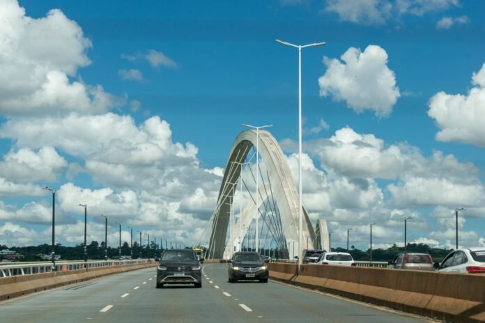 ponte juscelino kubitschek in brasilia under blue sky