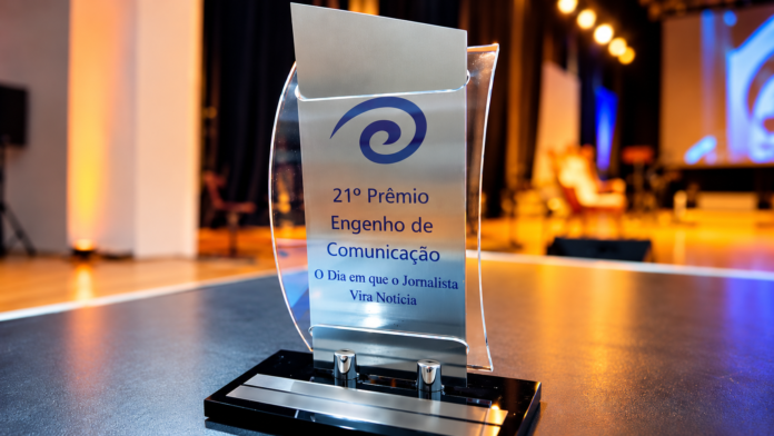 troféu engenho de comunicação em palco